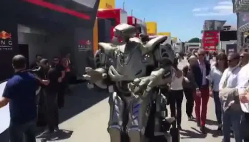 Gp Spagna, quel robot che irrompe nel paddock