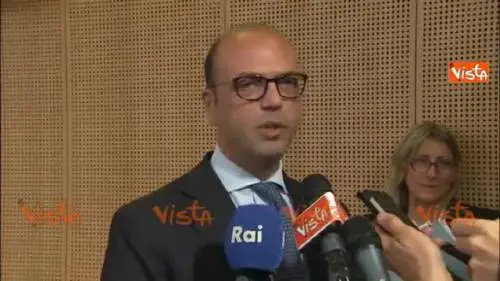 Alfano: "Non esiste il reato di fotografia"
