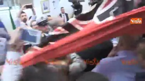 Blitz di Casapound contro la Raggi: "Dimissioni, dimissioni"