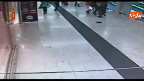 Attacco a militari in stazione a Milano, l'aggressione ripresa dalle telecamere di sicurezza