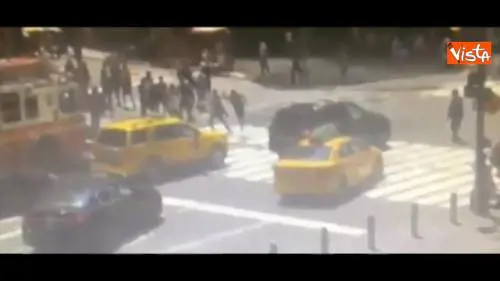Times Square, il momento in cui l'auto si lancia tra la folla investendo i passanti