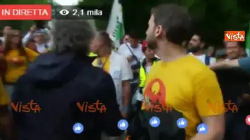 Grillo e Casaleggio alla marcia per reddito cittadinanza: saranno più o meno di due anni fa?