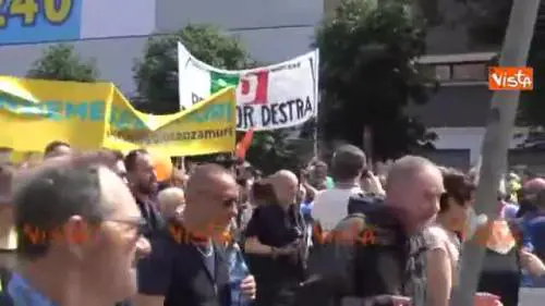 Marcia pro migranti, le contestazioni a Sala e al Pd
