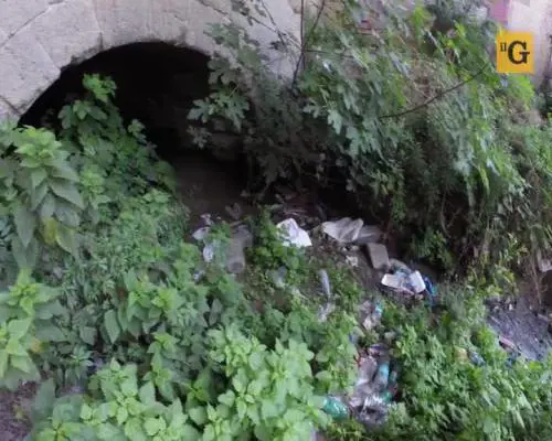 Dentro le baraccopoli sul Tevere, il fiume ostaggio del degrado