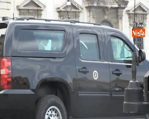 La pulizia delle auto (lucide) della delegazione USA in attesa che Trump esca dal Quirinale