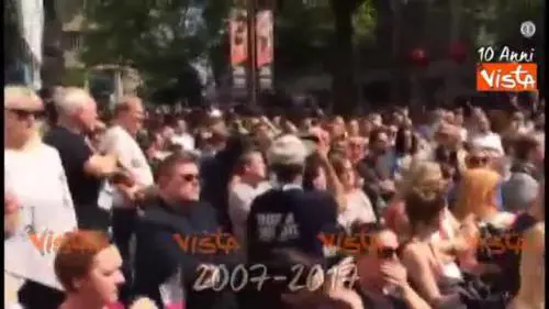Manchester, la folla canta un brano degli Oasis per le vittime