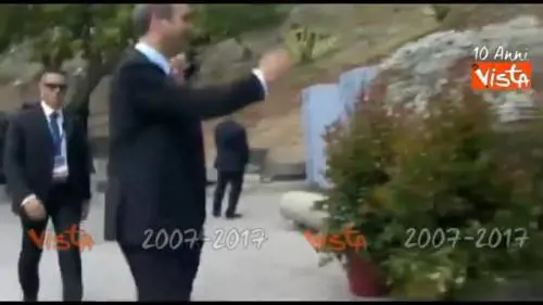 Trump arriva al G7: la stretta di mando con Gentiloni