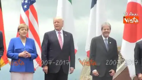 Foto del G7, Trump e Gentiloni si sistemano la giacca