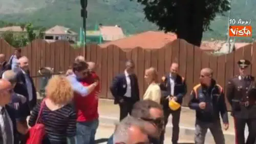 Trudeau abbraccia il sindaco di Amatrice arrivando nella cittadina colpita dal terremoto