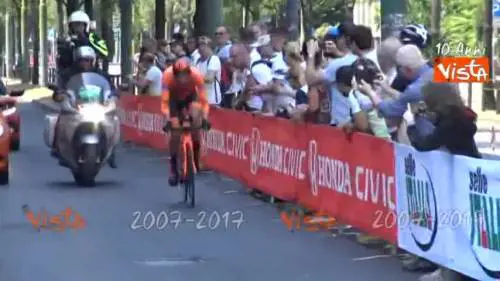 Giro d'Italia. Il primo corridore dell'ultima tappa arriva a Milano