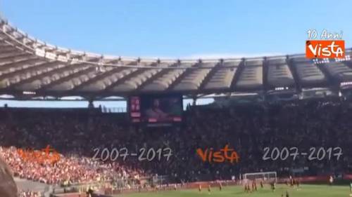 Video omaggio a Totti sul maxischermo dell'Olimpico prima dell'ultima partita del capitano