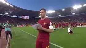 Totti legge commosso la sua lettera ai tifosi