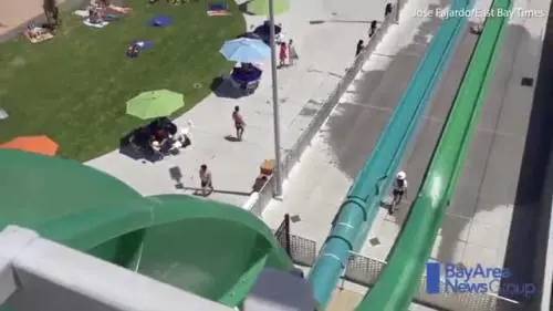 Scivola dal parco acquatico, bimbo atterra sul cemento