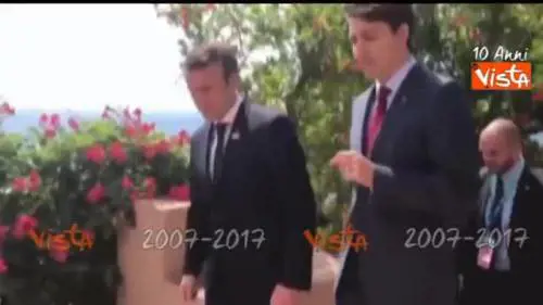 Trudeau parla, Macron pensa ai fiori: la gif fa impazzire il web