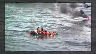 Il gommone di migranti prende fuoco