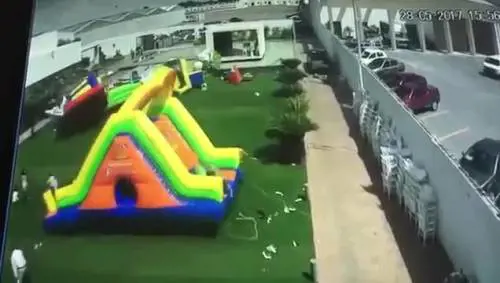 Castello gonfiabile spazzato via dal vento