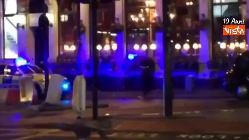 Furgone sulla folla a Londra, polizia circonda la stazione di London Bridge