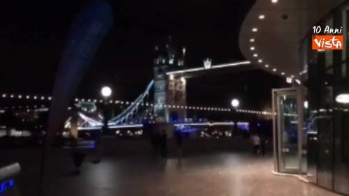 Furgone sulla folla a Londra, decine di auto della polizia a Tower Bridge