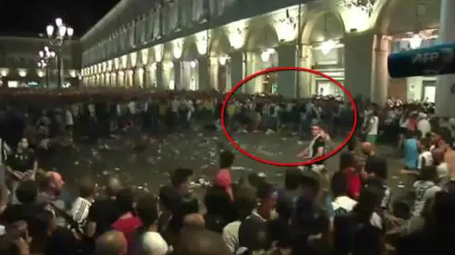 Torino, il momento in cui si scatena il panico in piazza