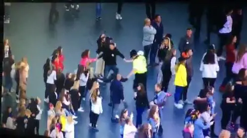 Manchester, il girotondo del poliziotto con i bambini durante il concerto