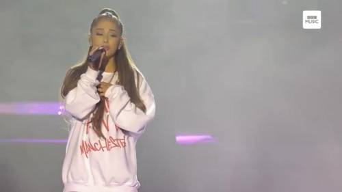 Ariana Grande commossa chiude il concerto in onore delle vittime di Manchester