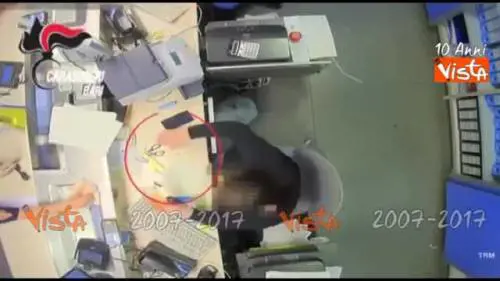 Così l'impiegata delle poste derubava un'anziana