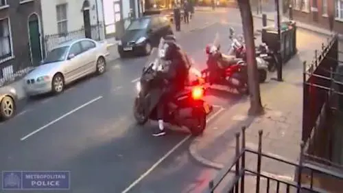 Londra, ladri rubano un motorino in pieno giorno