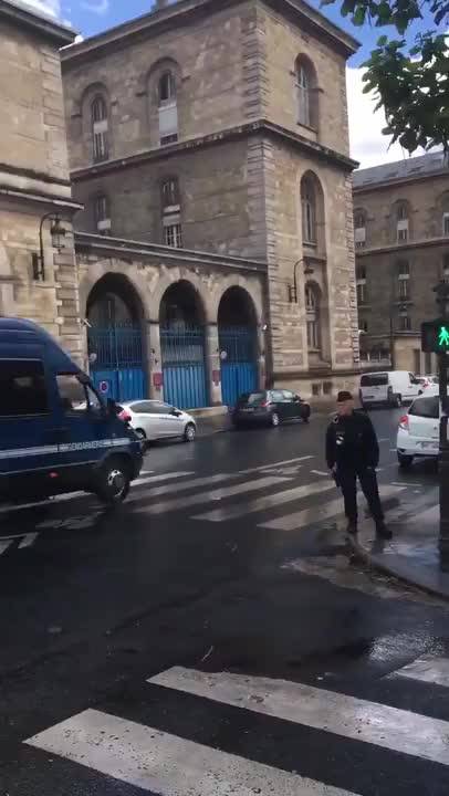 Parigi, sparatoria a Notre Dame: panico tra i turisti