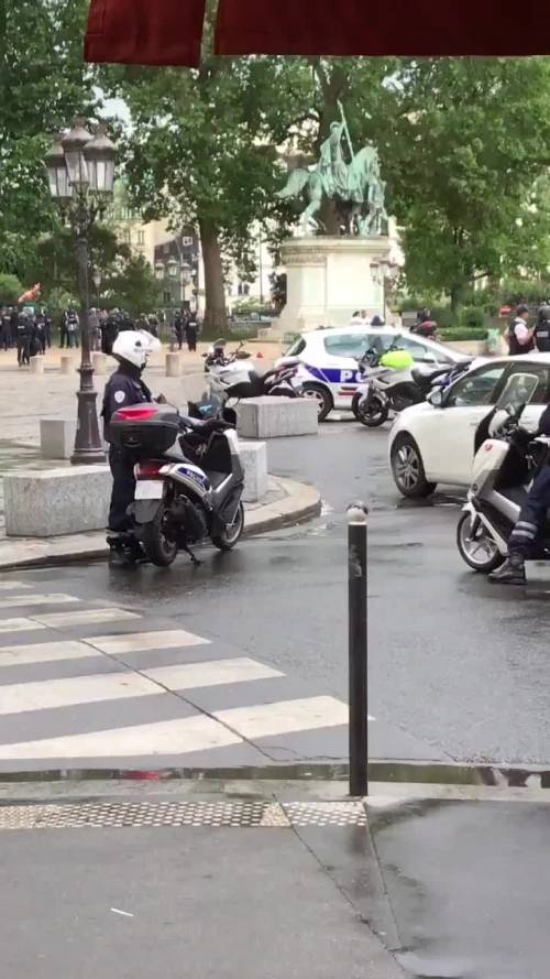 Parigi, polizia appostata intorno a Notre Dame
