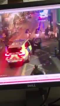 Le immagini dell'attentato di Londra: la polizia uccide i terroristi