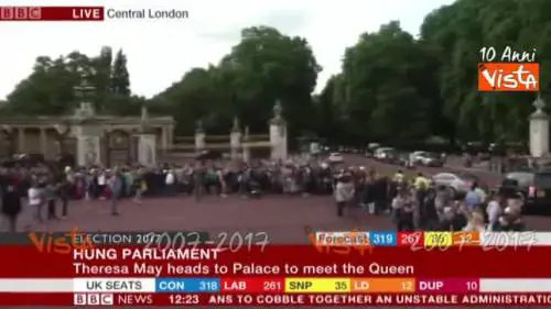 La May va dalla regina a Buckingham Palace