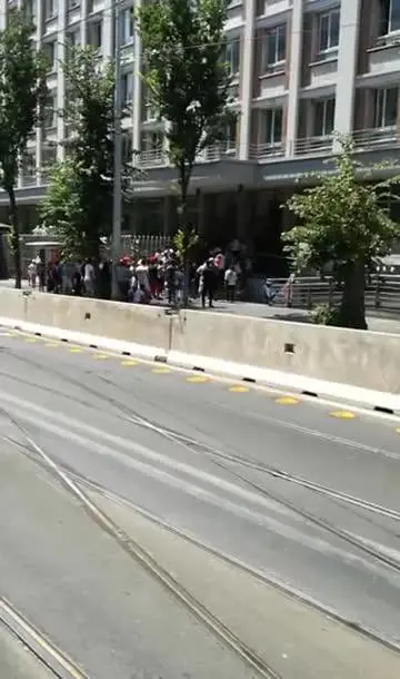 Nomadi occupano ingresso di un assessorato di Roma