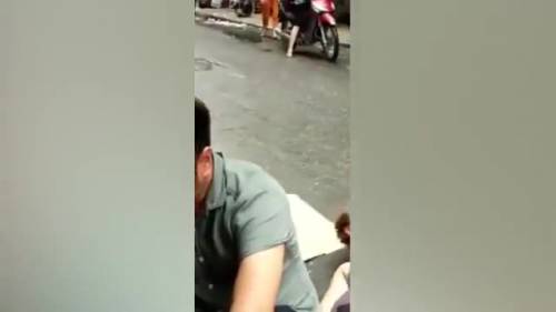 Vietnam, la turista fuma il "tabacco selvaggio" e sviene