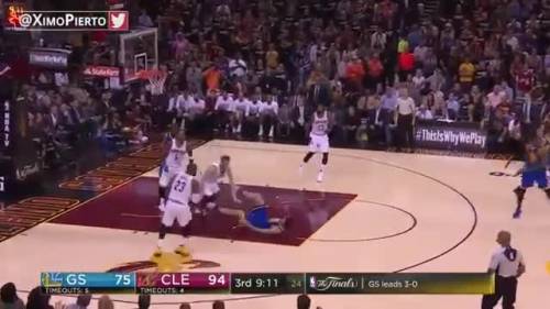 Il magnifico canestro di LeBron: auto assist e schiacciata