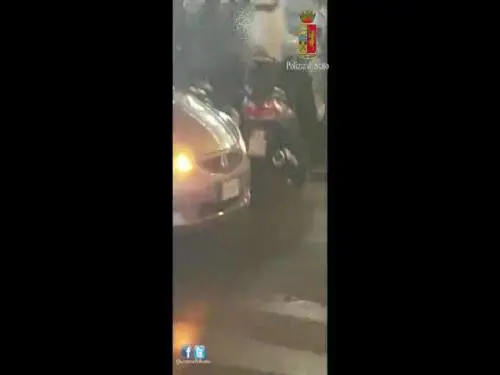 Termini, si ribella alla rapina e lo pestano davanti ai passanti