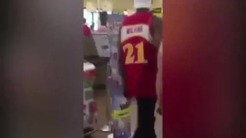 Usa, va in giro con la fidanzata legata al guinzaglio e con la museruola