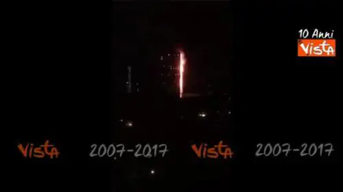La pioggia di detriti infuocati all'inizio dell'incendio 