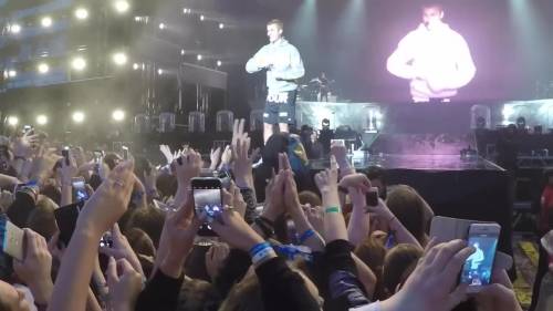 Justin Bieber rifiuta di cantare "Despacito", fan gli tira una bottiglia in testa