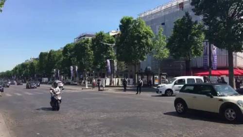 Parigi, Champs Elysées bloccati per operazione di polizia
