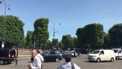 Auto contro polizia: chiusi gli Champs Elysées
