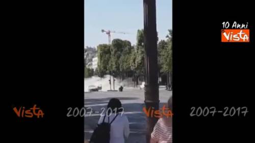 Champs Elysees, il momento dell'esplosione del furgone della Polizia