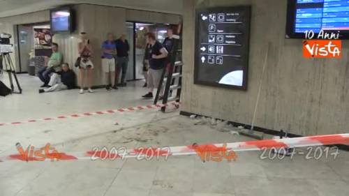 Bruxelles, alla stazione restano le tracce dell'esplosione