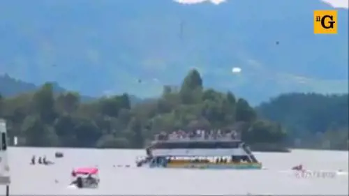 Nove morti nel naufragio di un traghetto turistico