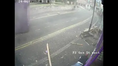 Gran Bretagna, viene centrato in pieno da un bus: si rialza ed entra nel pub