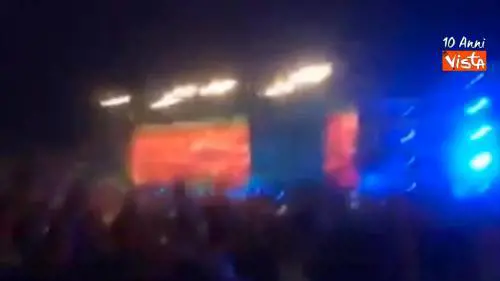 Vasco, volano reggiseni bianchi sulle note di "Rewind"