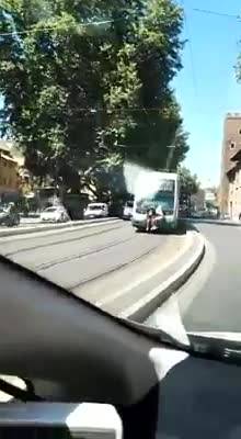 Roma, in due viaggiano sul paraurti del tram