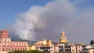 Napoli, l'incendio sul Vesuvio