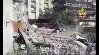 Le macerie del palazzo crollato a Torre Annunziata