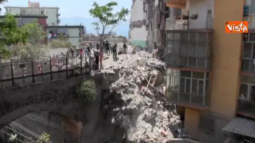 Otto dispersi per il crollo di una palazzina a Torre Annunziata, le immagini dei soccorsi