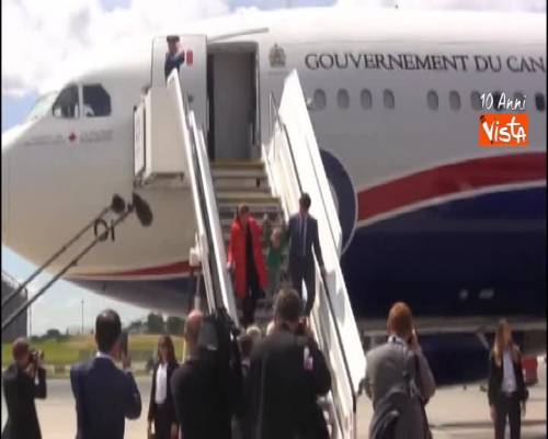 G20, Trudeau scende dall'aereo con famiglia al completo. E il figlio fa 'vola vola' sulla scaletta